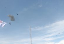 HUT Mateng ke-5 Diwarnai Atraksi Terjung Payung Dari Tni Angkatan Laut.