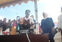 Wakil Bupati Mamuju Irwanpababari, Ikut Serta Lomba Masak Nasi Goreng Rangkaian Hari Ibu Ke-89 Bertempat Di Lanud Marinir Angkatan Laut Pelabuhan Simboro Mamuju Sulbar