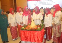 Pemotongan Tumpeng Diaula Kantor Gubernur Lantai 1V