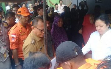 Wakapolri Bersama Menteri Serahkan Bantuan Korban Banjir Dimamuju Sulbar