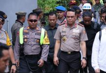 Menko PMK Dan Wakapolri Bantu Korban Banjir Dimamuju