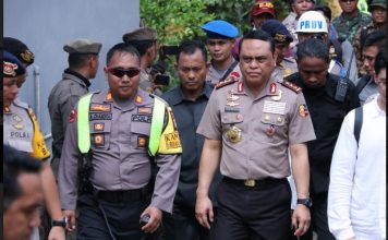 Menko PMK Dan Wakapolri Bantu Korban Banjir Dimamuju