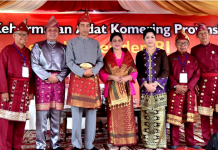 Presiden Jokowi dan Ibu Iriana Terima Gelar Adat Komering