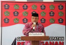 Kemenag Sulbar, Membagikan Masker Kain Dan Hand Sanitizer.