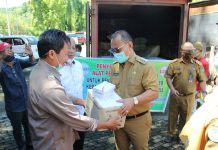 Bupati Mamuju Serahkan 10 Ribu Paket Sembako Kepada Para Camat, Dan Diteruskan Kemasyarakat