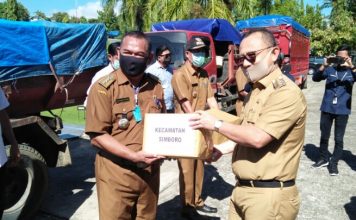 BUPATI MAMUJU MENYERAHKAN BANTUAN PAKET SEMBAKO KEPADA 11 CAMAT YANG ADA DI KABUPATEN MAMUJU