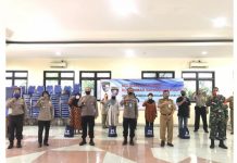 100 paket sembako lagi dari Kabaharkam Polri diberikan kpd warga kelurahan Batu Ampar Jakarta Timur