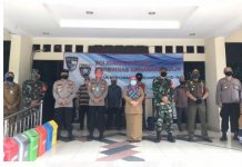 Giliran warga Kelurahan Menteng Atas yang mendapatkan sembako dari Kabaharkam Polri.