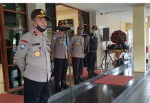 Korbinmas Baharkam Polri sentuh office boy dan cleaning service yang dirumahkan akibat pandemic covid-19.