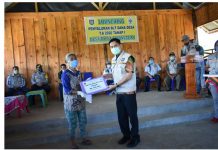 BUPATI MELOUNCHING PENYALURAN BLT-DD DI DESA BALLA SATANETEAN KECAMATAN BALLA