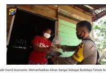 Memanfaatkan aliran sungai sebagai budidaya ternak ikan.