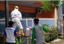Diduga Terjangkit Covid-19 Warga Axuri Di Amankan Petugas Dibawa Ke RSUD Regional