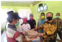 Bupati Mateng Menyerahkan Sembako kepada 92 KK