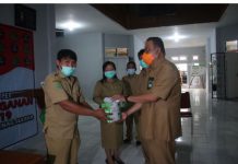 Pembimas Kristen Kantor Kemenag Sulbar Membagikan Apd Untuk Memutus Rantai Covid-19.