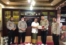 Kapolda Metro Jaya membagi beras sebanyak 1(satu) ton kpd Pondok Pesantren Al Itqon Jl. H. Selong RT05 RW03 Duri Kosambi Cengkareng Jakarta.