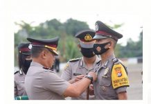 Polda Sulbar Memberi Penghargaan Pada Polisi Teladan Di Hut Bhayangkara Ke 74