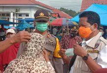 Bupati Mamasa Turun Kepasar Tertipkan Warga Pakai Masker