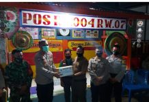 Dirbinmas Polda Metro Jaya KBP Badya Wijaya SH MH mengunjungi Pos Kamling RW 07 JL. Sawo Taman Kota Kel. Kembangan Utara di Kampung Tangguh.