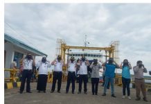 Korsatpel Pelabuhan Penyeberangan Fery Simboro,Lakukan Gerakan Bagi-Bagi Masker.