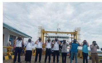 Korsatpel Pelabuhan Penyeberangan Fery Simboro,Lakukan Gerakan Bagi-Bagi Masker.