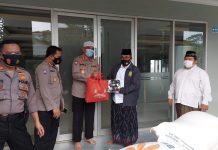 1(Satu)Ton Beras Dan 500 Pcs Masker DiSerahkan Kepondok Pesantren Al-Hamid Dari Polda Metro Jaya.