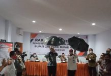 Kpu Mamuju Menggelar Pleno Pencabutan Nomor Urut Paslon Pilkada