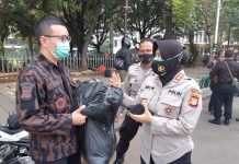 Kapolda Metro Jaya Menggandeng KBPPP Polri Membagikan Masker Dikawasan Stasiun Kota Tua Jakarta Kota.