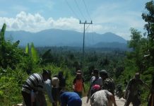 Dusun kampung Baru Bergotong Rayong Memperbaiki Jalan Beton Yang Rusak.