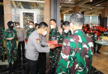 *Kabaharkam Polri Mewakili Alumni AKABRI 1989 Serahkan Bantuan Untuk Tenaga Medis Kepada KASAD Dan Wakapolri*