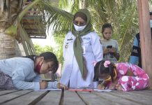 *Berkunjung Kerumah Penyu,Kadis Dikbud Polman Beri Semangat Anak Pesisir Dimasa Pandemi*