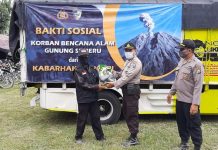 *Kabaharkam Polri Kirim Bantuan 5 Ton Beras Dan 15 Ribu Masker Untuk Pengungsi Erupsi Gunung Semeru*