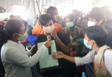 *Mentri PPPA Terharu Terima Lukisan Ilham Di Tenda Pengungsian*