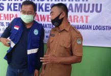 *Direktur Politikes Mamuju A.Salim Menyerahkan 400 Paket Sembako*