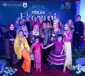 USAI KEGIATAN FOTO BERSAMA DAN PENYERAHAN CENDRA MATA YANG DISERAHKAN KADIS PARIWISATA SULBAR KEPADA KEPALA BI PERWAKILAN SULBAR.(FOTO DOC. METROSULBAR)