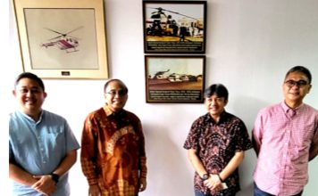 *Indroyono Soesilo Menyerahkan Foto-Foto Bersejarah Kepada Dirut Pelita Air Service*