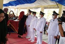 *Bupati Mamuju Melantik 6 Kades Di podium lapangan Ahmad Kirang Mamuju*