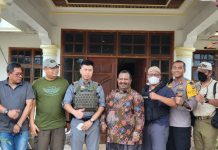 Kunjungan Kaops Damai Cartenz-2022 Dalam Rangka Pemberian Bibit Babi Ke Spot Peternakan Siep Asso