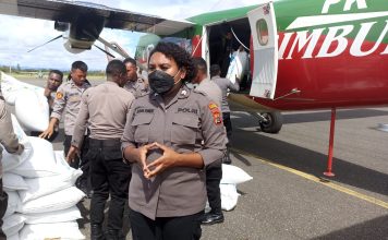 Satgas Binmas Noken Ops Damai Cartenz 2022 Bantu Kirim Pakan Ikan Sebanyak 110 Karung Kewilayah Kabuten Yahukimo