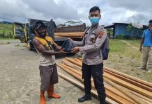 Satgas Binmas Pegunungan Bintang Bantu 2 Warga Bangun Kandang Babi