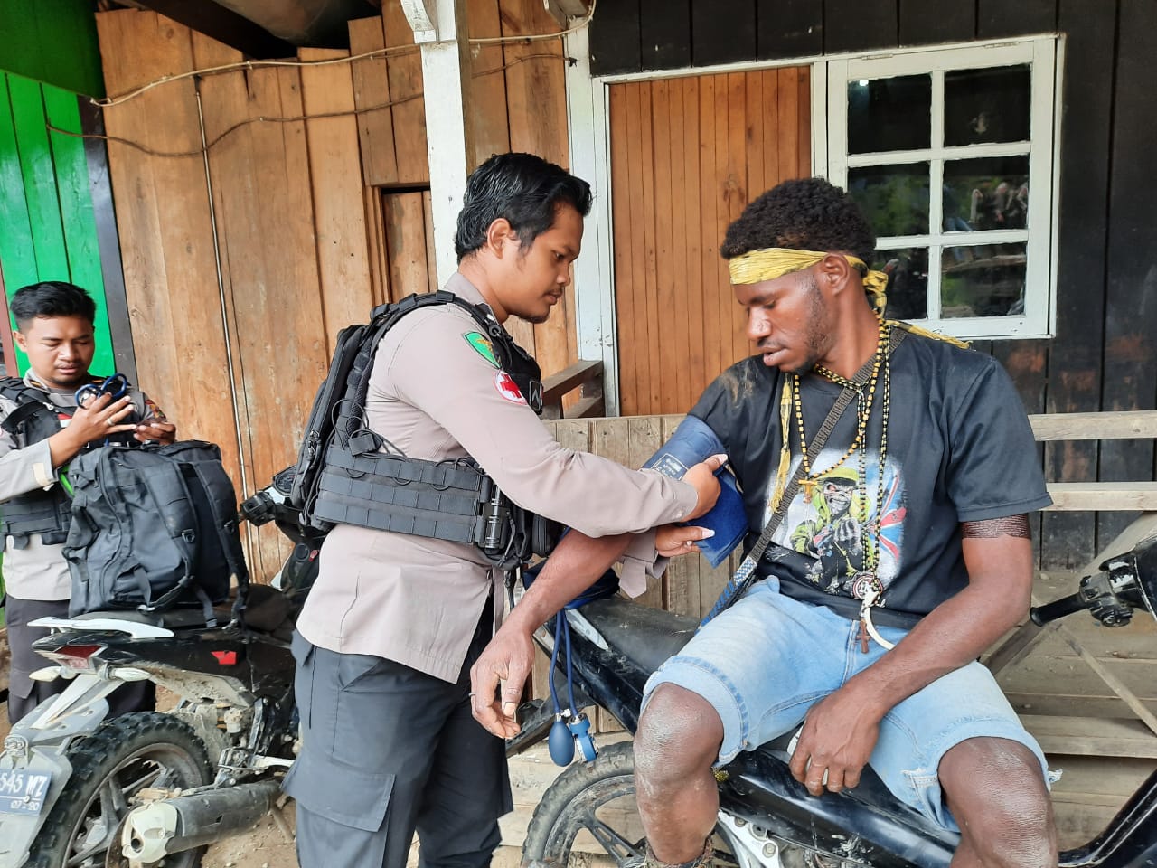 Lakukan Pelayanan Kesehatan Secara Gratis,Satgas Binmas Kabupaten Puncak