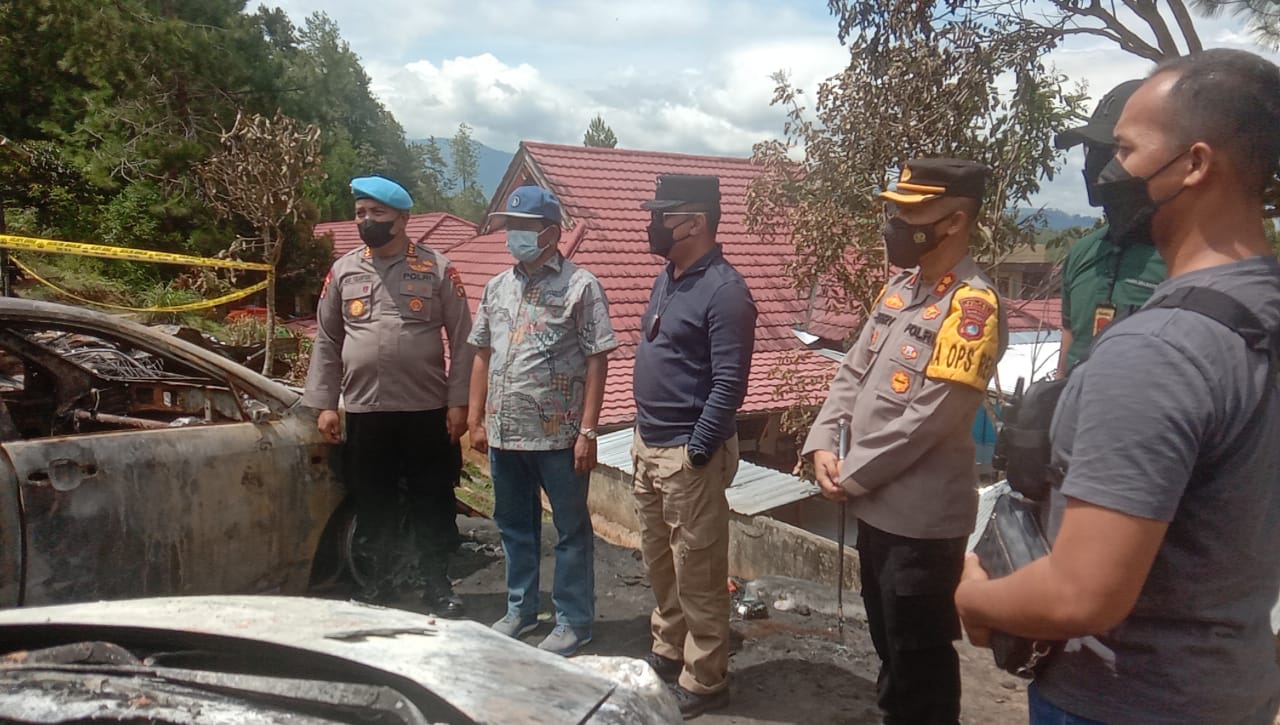 Kapolda Sulbar Kunjungi Lokasi Kebakaran Di Asrama Polisi Mamasa