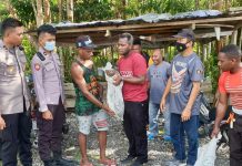 Satgas Damai Cartenz Cegah Konflik,Serahkan Bibit Ternak Kepada Suku Hubla Di Yahukimo