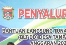 Kades Tampalang Mamuju Menyerahkan BLT,DD Kepada Masyarakat Tampalang