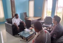 Tim Medis Satgas Binmas Noken Ops Damai Cartenz 2022 Melakukan Koordinasi Terkait Vaksinasi Covid 19 Dengan Kepala Dinas Kab. Nduga Bapak Ahmad,Lokbere ,SKM