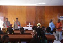 Rangkul Bpk Pendeta Gundius Wandikbo DiGereja Baptis Emanuel Kenyam Bangun Komunikasi Dukung Program Koteka Untuk Mengendalikan Kamtibmas Di Wilayah Nduga