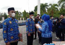 Bupati Mamuju Hj Sutinah SDK,Menyerahkan SK P3K Secara Simbolis Dipelataran Kantor Bupati.