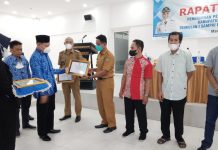 Rapat Evaluasi Penerimaan Pendapatan Asli Daerah Sekaligus Penyerahan Piagam Penghargaan