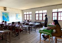 Program Si Ipar Satgasres Binmas Noken Ops Damai Cartenz-2022 Hadir Di SD Inpres Yokatapa Aktifkan Wawasan Kebangsaan Dan Cinta Tanah Air.