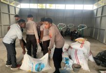 Rawat Spot Perikanan Milik Bpk.Simon Dikampung MorukuJl.Poros Logpon Km 09 Program Kasuari Satgasres Binmas Noken Ops Damai Cartenz 2022 Bantu Pakan Ikan Sebanyak 5 Karung