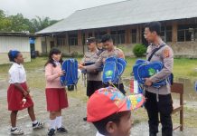 Program Si Ipar Salurkan Bantuan Dari Buddha Tsu Chi Kepada Siswa SD Kristen Anugrah Di Distrik Dekai Kabupaten Yahukimo